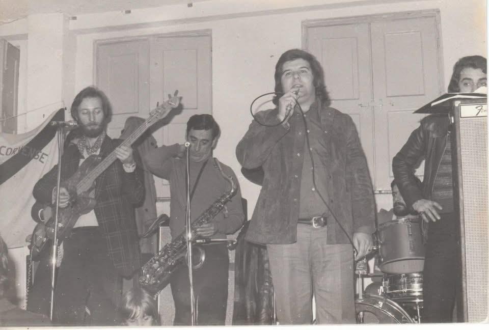 Grupo musical numa fotografia de arquivo a preto e branco